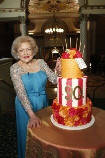 Обложка (Постер) Празднование 90-летия Бетти Уайт: Дань уважения «золотой девушке» Америки / Betty White's 90th Birthday: A Tribute to America's Golden Girl (2012) HDRip Обложка (Постер) Празднование 90-летия Бетти Уайт: Дань уважения «золотой девушке» Америки / Betty White's 90th Birthday: A Tribute to America's Golden Girl (2012) HDRip